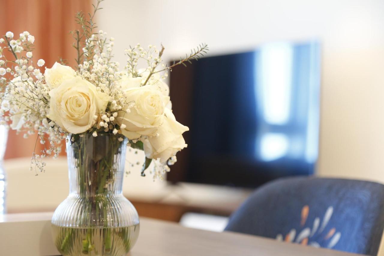Waterfront Hotel Apartment Lusail Exterior photo A vase of flowers